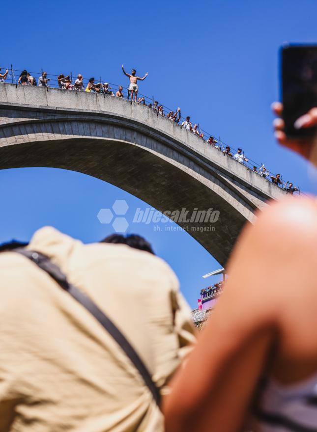 Gerald Tafa izvodi skok sa Starog mosta - Hrabri Albanac izveo suludi skok sa Starog mosta